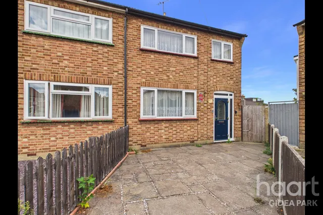 Margaret Close, Gidea Park, RM2, photo 1