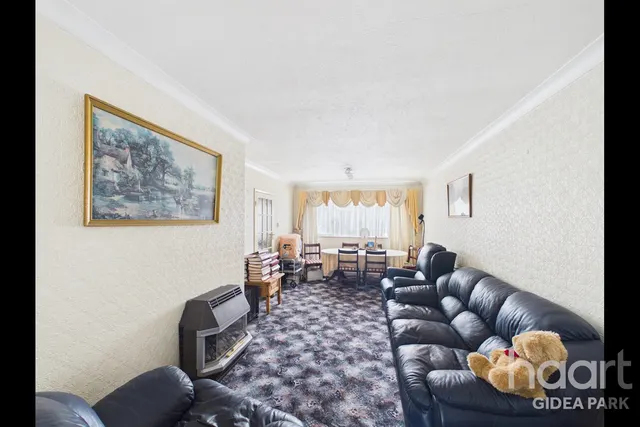 Margaret Close, Gidea Park, RM2, photo 2