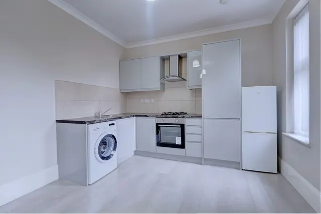Priory Avenue, High Wycombe, HP13, photo 2