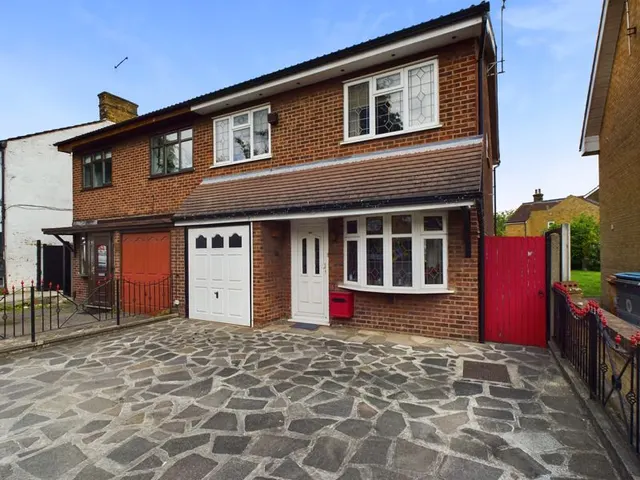 Mawney Road, Romford RM7 7JB, photo 1