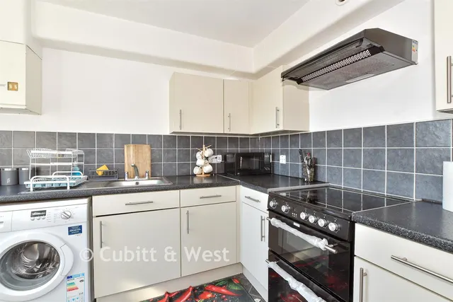 Conway Drive, Sutton, SM2, photo 2