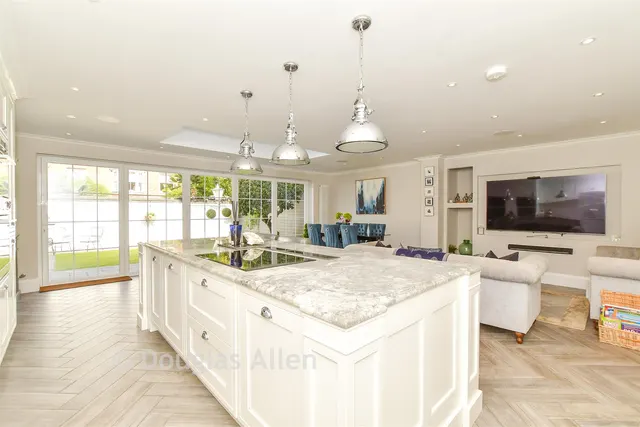 Theydon Grove, Epping, CM16, photo 2