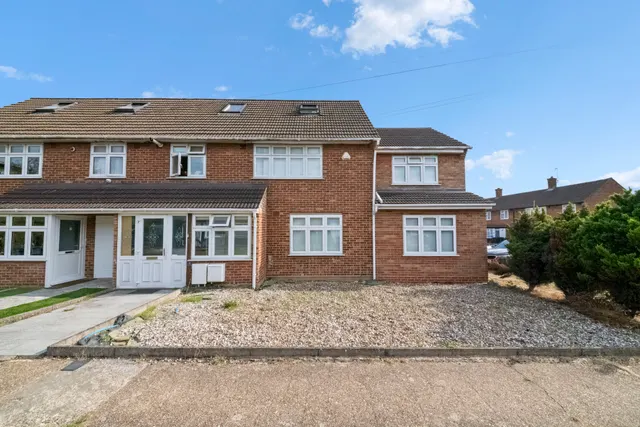 Newbury Close, Northolt, UB5, photo 1