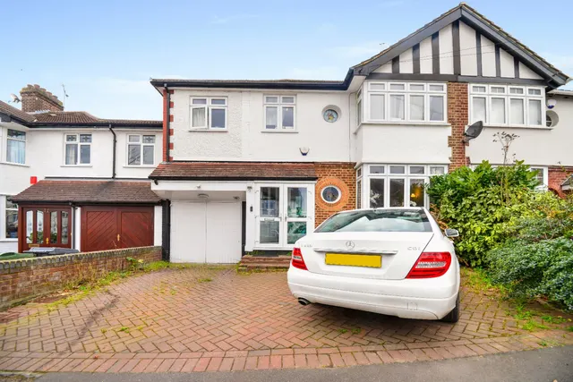 4 bedroom house — Dale View Avenue, North Chingford, London E4