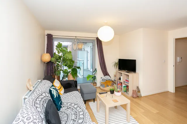Photo 3 — 92 Wilmington Close, Watford