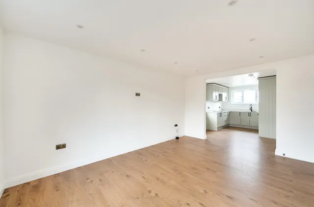 St Johns Drive, Walton On Thames, KT12, photo 3