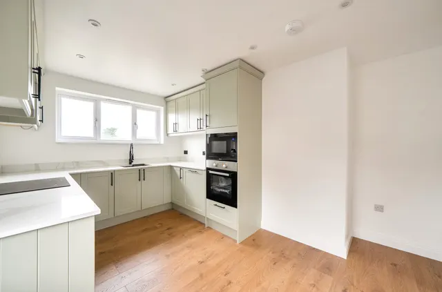 St Johns Drive, Walton On Thames, KT12, photo 2