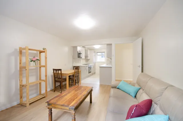 Photo 3 — 92 Garrick Close, London