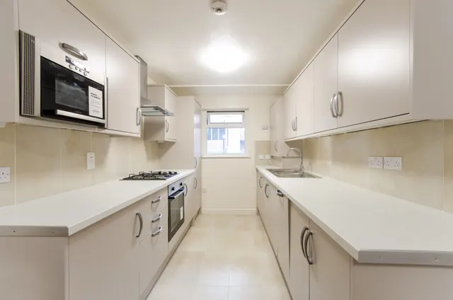 Photo 2 — 92 Garrick Close, London