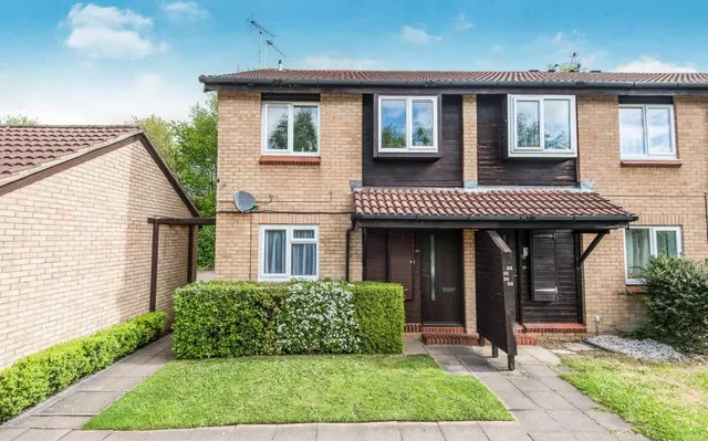 Willowmead Close, Woking, GU21, photo 1