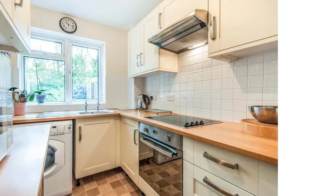 Willowmead Close, Woking, GU21, photo 2