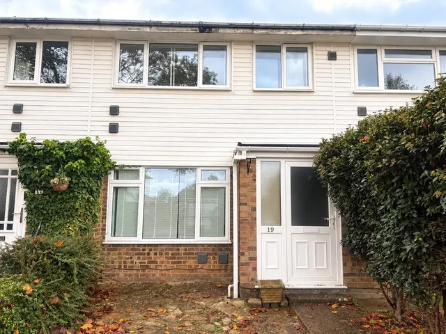 Whittington Place, Carterton, OX18, photo 1