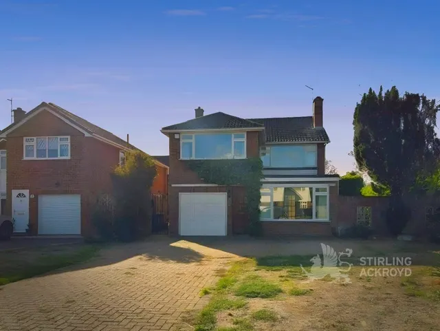 Elizabeth Gardens, Sunbury-on-Thames, TW16, photo 1