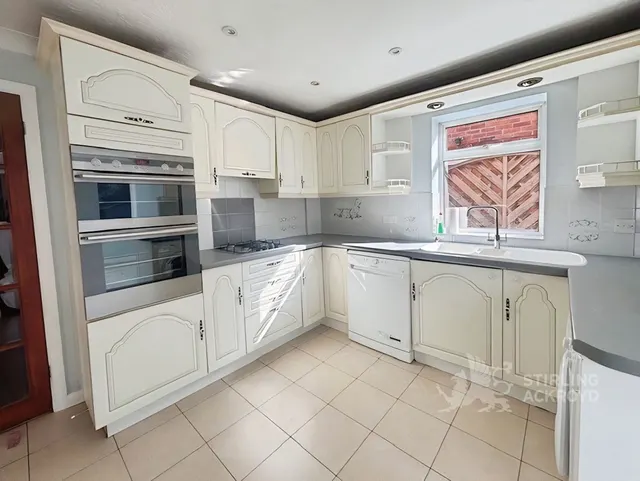 Elizabeth Gardens, Sunbury-on-Thames, TW16, photo 3