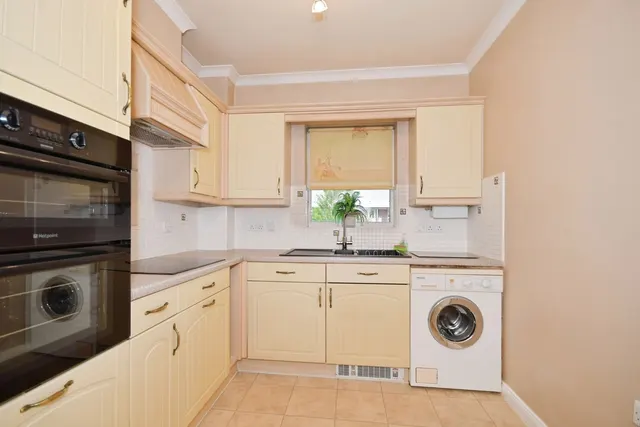 Photo 3 — Nightingale Close, Chesterfield, Derbyshire, S41