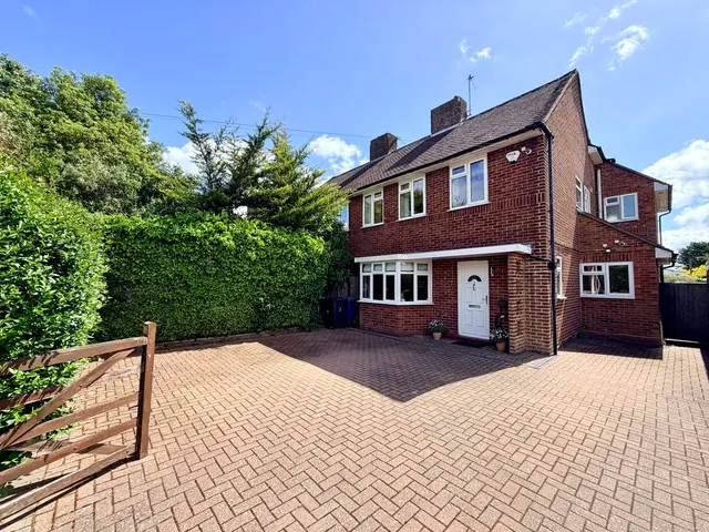 Oakland Way, Flackwell Heath HP10 9ED, photo 1