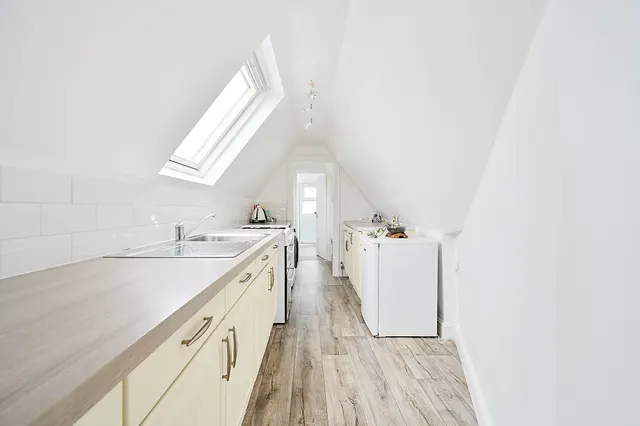 Photo 3 — Flat 5, 226 Richmond Road, Kingston upon Thames
