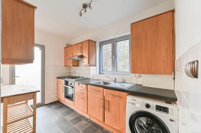 Photo 3 — Flat D, Sandra Court, Sirdar Road, Mitcham