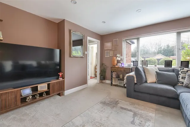 Longbridge Walk, Horley, RH6, photo 1