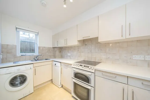 Kingston Road, TW11, photo 3