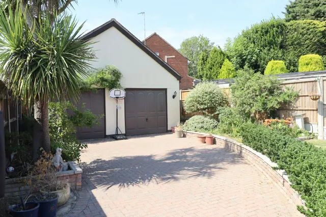 Photo 3 — Weir Gardens, Rayleigh, Essex, SS6 7TQ