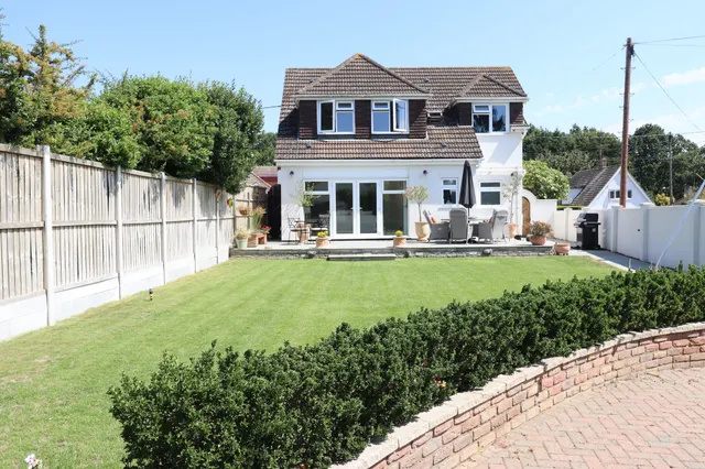 Photo 2 — Weir Gardens, Rayleigh, Essex, SS6 7TQ