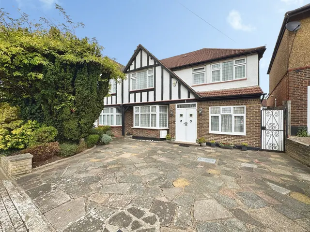 Savoy Close, Edgware, HA8, photo 1