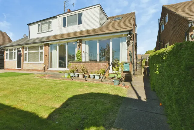 Queensgate Drive, Oldham, OL2, photo 1