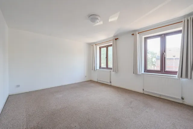Photo 2 — 72 Nightingale Way, London