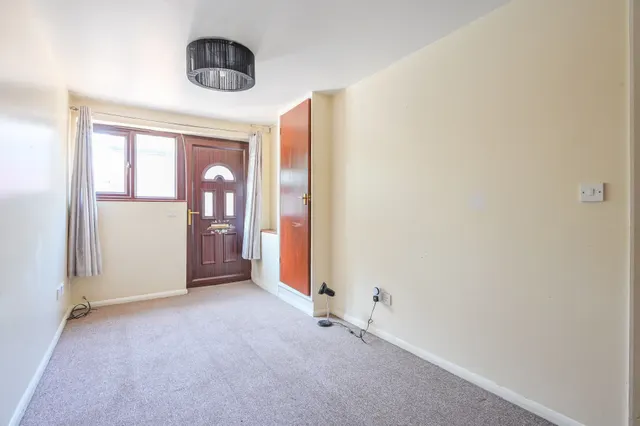 Photo 3 — 72 Nightingale Way, London