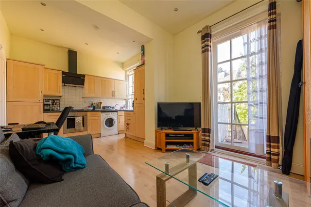 Tollington Road, London, photo 3