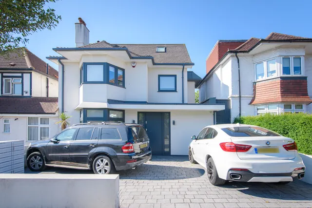 5 Elliot Road, London, photo 1