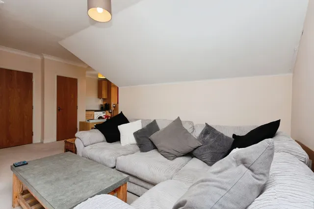 London Road, Camberley, GU15, photo 2
