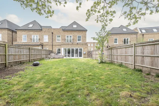 Photo 3 — Barrons Chase, Richmond, TW10