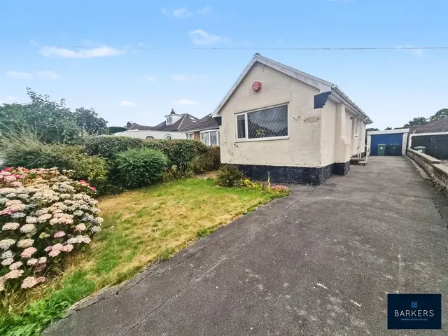 Lawrence Crescent, Heckmondwike WF16 9AZ, photo 1