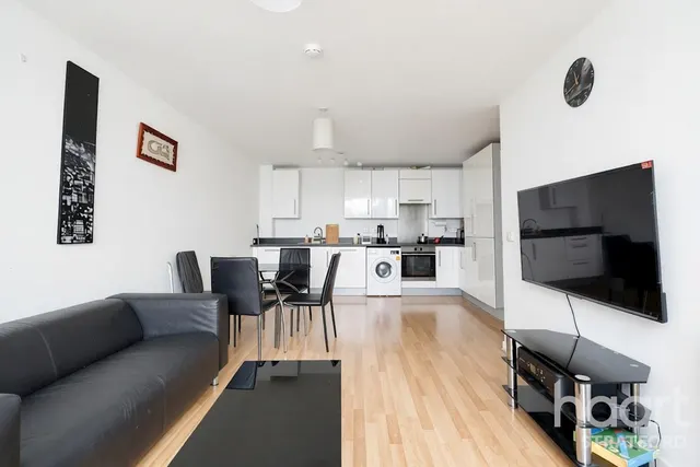 High Street, E15, photo 2