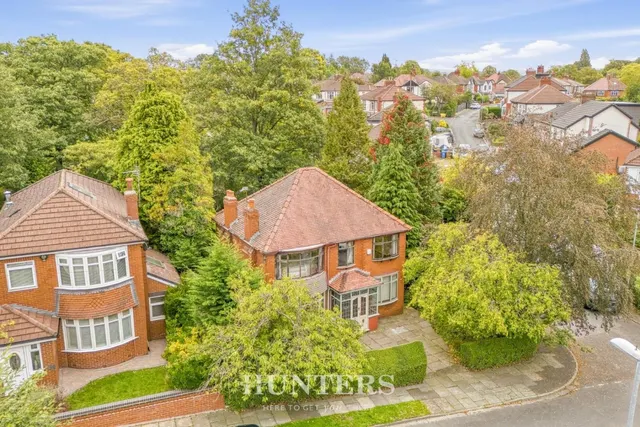 Hall Drive, Woodside, M24, photo 1