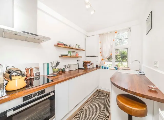 Photo 3 — Meadway, Hampstead Garden Suburb, NW11