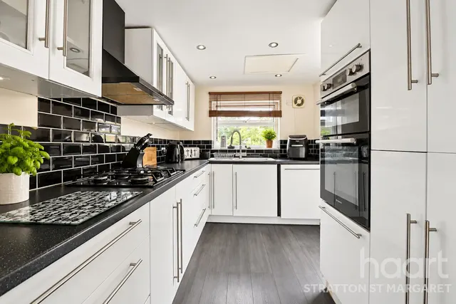 High Mead, Royal Wootton Bassett, SN4, photo 3