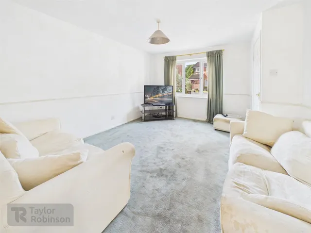 Salterns Road, Maidenbower, RH10, photo 3