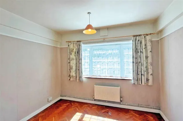 Brighton Road, Purley, CR8, photo 3