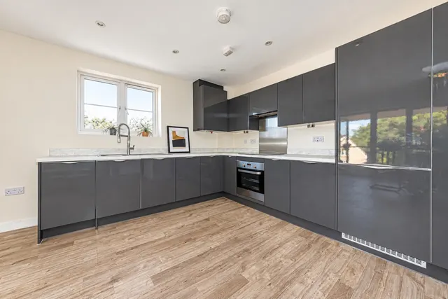 Hurst Avenue, Blackwater, GU17, photo 2