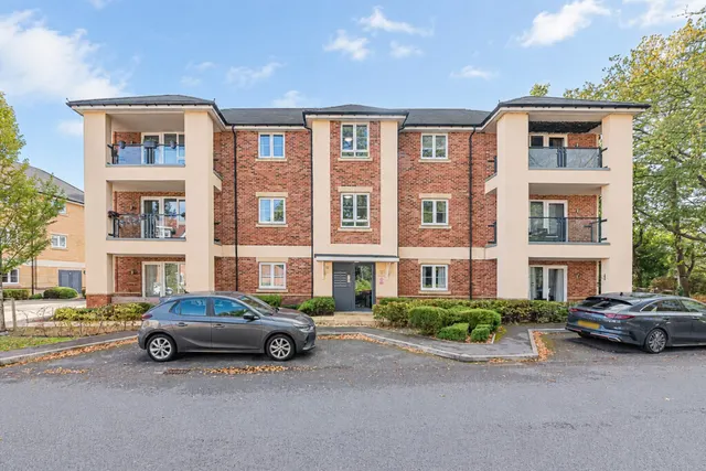 Hurst Avenue, Blackwater, GU17, photo 1