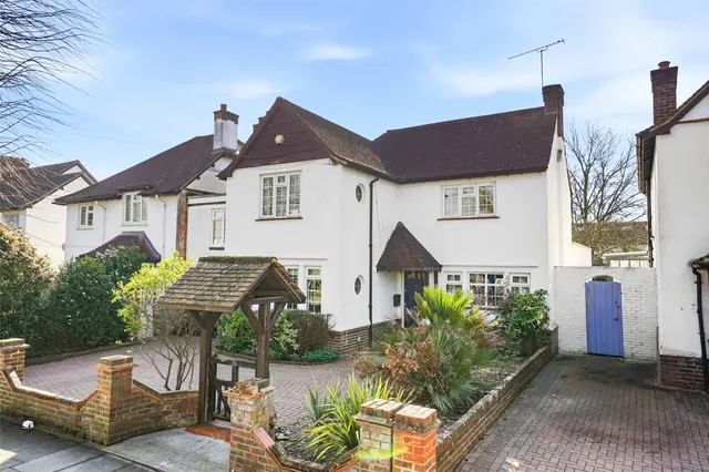 Courtlands Avenue, Hampton, TW12 3NS, photo 1