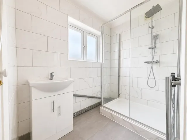 Semi-Detached To LetVicarage Farm Road, Hounslow, TW5, photo 3