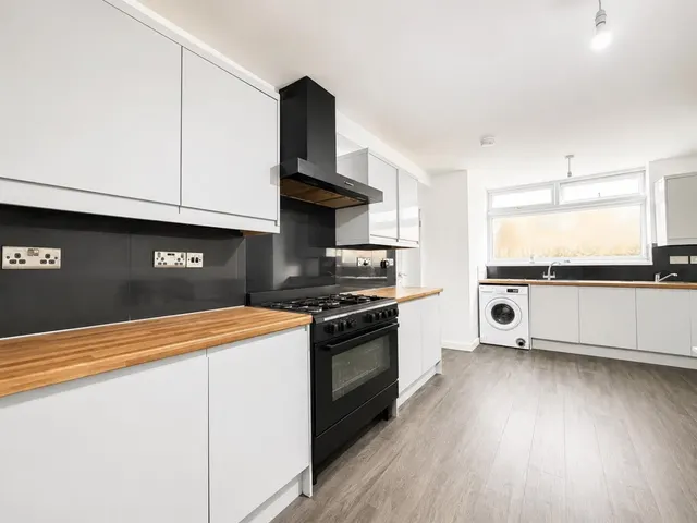 Semi-Detached To LetVicarage Farm Road, Hounslow, TW5, photo 1