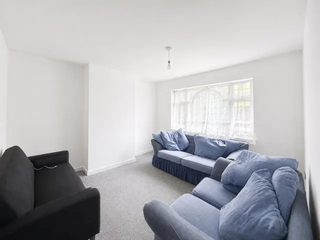 Semi-Detached To LetVicarage Farm Road, Hounslow, TW5, photo 2