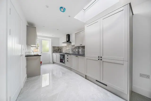 Oak Gardens, Edgware, HA8, photo 1