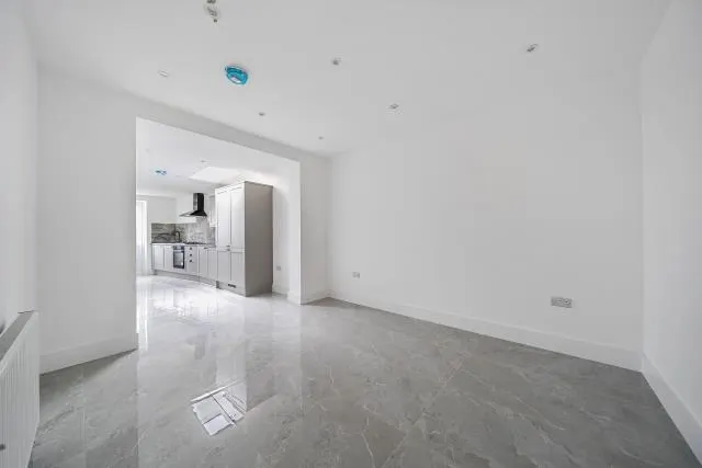 Oak Gardens, Edgware, HA8, photo 2