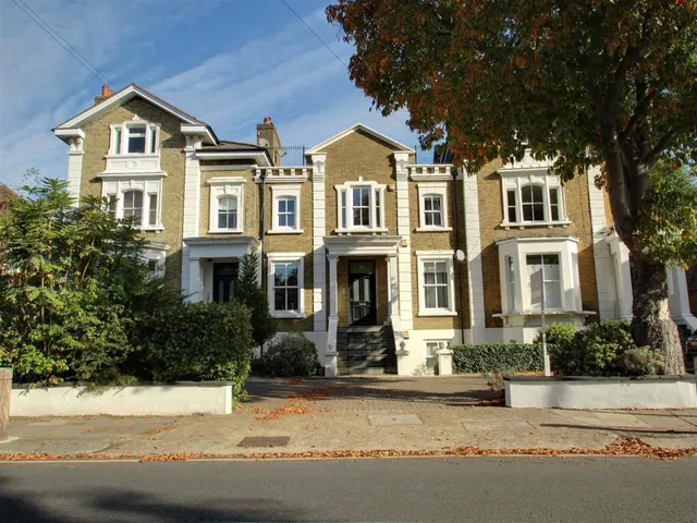West Hill Road, London, photo 1